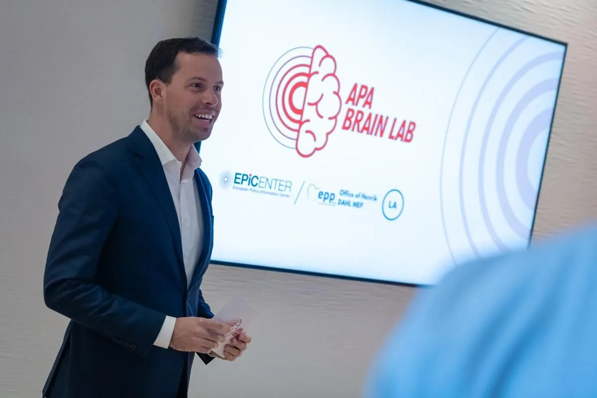 Presenting at the APA Brain Lab, Brussels